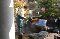 池　高圧水洗い,庭池　清掃
